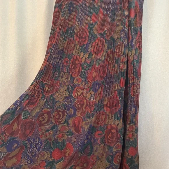 Multi Colored Pleated Long Skirt with Elastic Waist and Lining - Picture 4 of 5